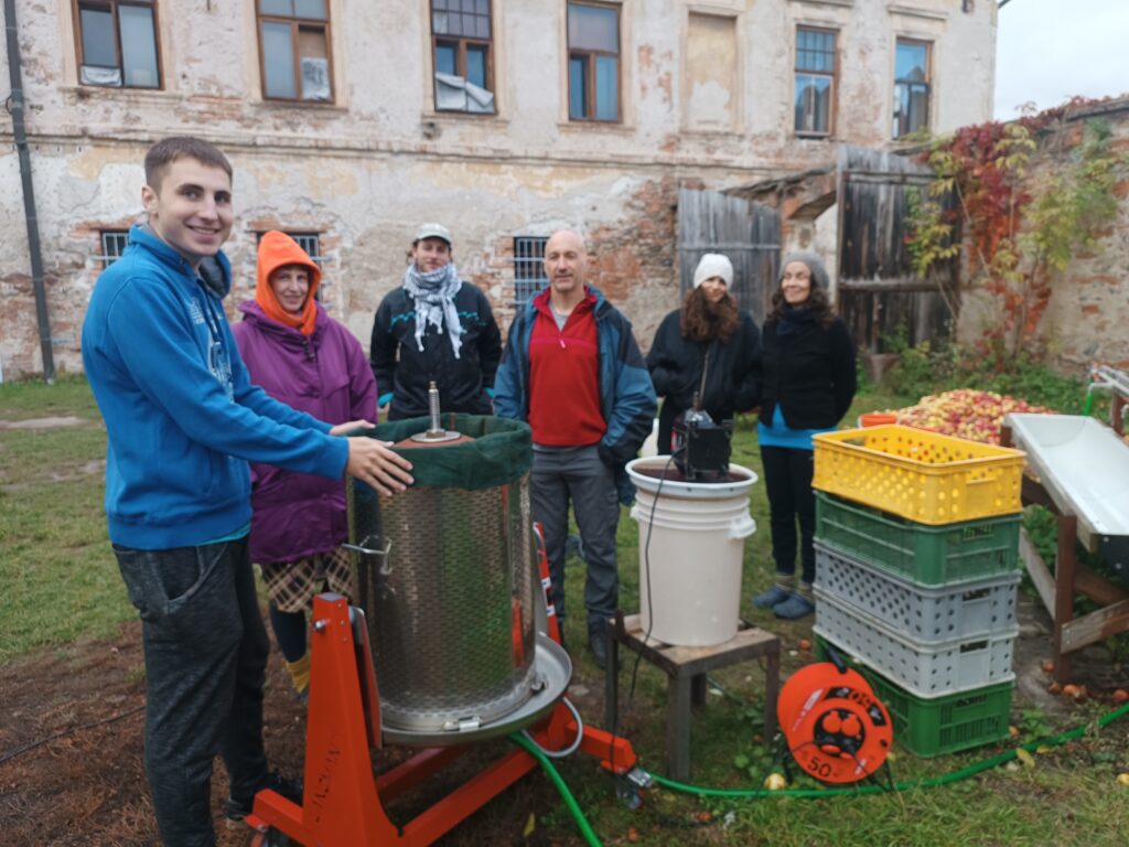 V neposlední řadě jsme také fyzicky pracovali, například moštováním místních jablek.