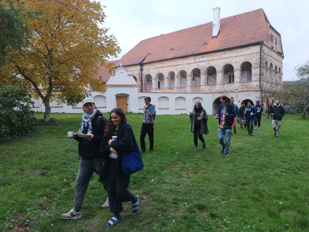 Hrdě jsme mezinárodní post-růstové komunitě představili náš prostor NaNebi, který v mnohém zhmotňuje nerůstové přístupy.