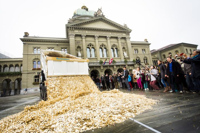 Happening ve švýcarském Bernu na podporu referenda o nepodmíněném základním příjmu v roce 2016. Zdroj: https://rb.gy/u3rz